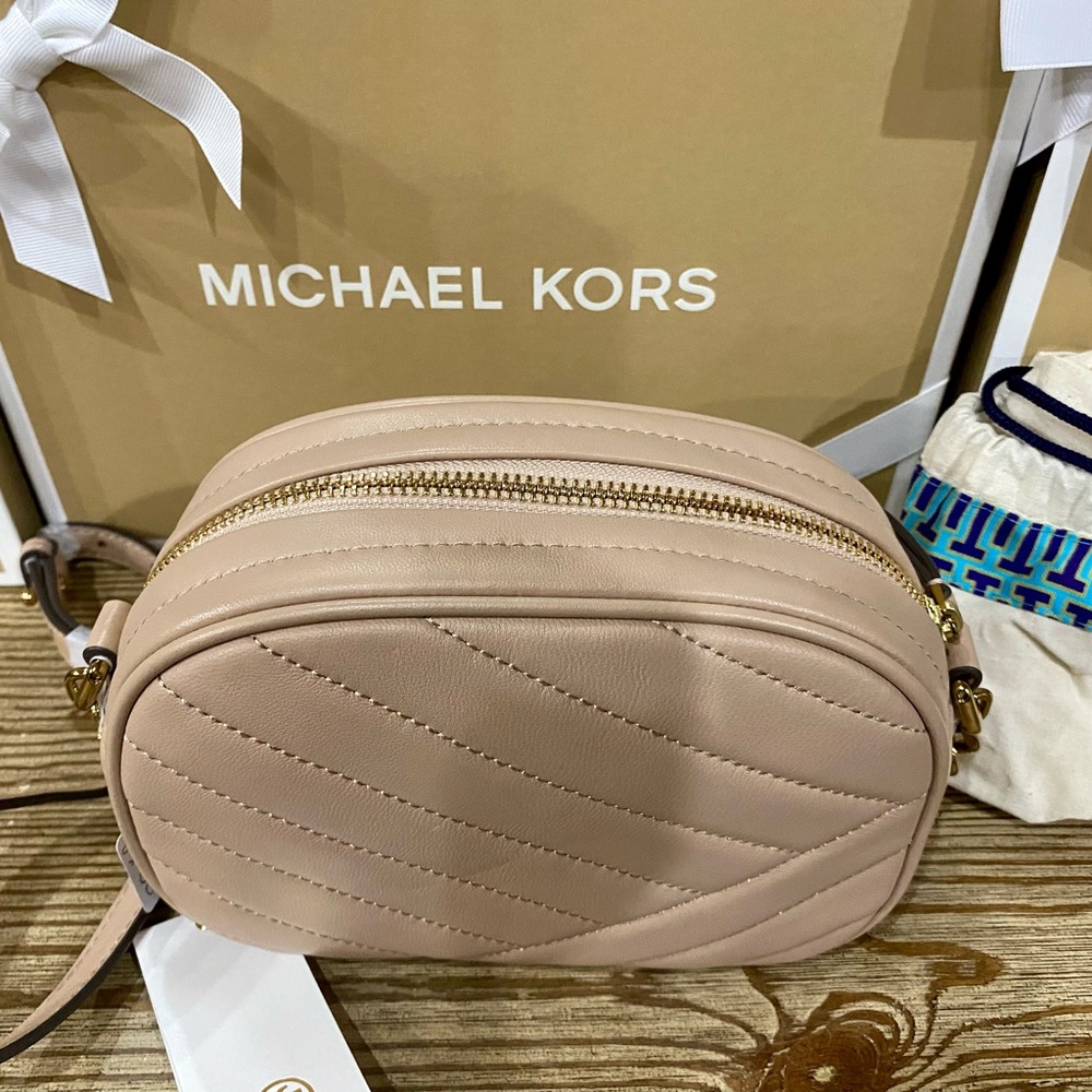 Authentic NWT Tory Burch Chevron Crossbody Camera Bag Kira Chevron Soft Leather - Picture 9 of 13